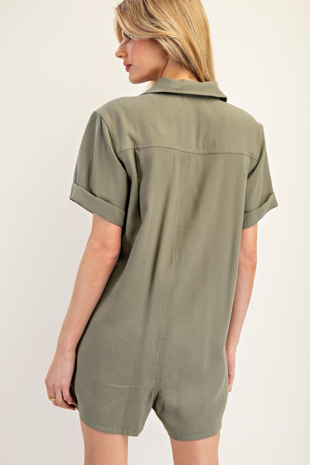 Romper corto con botones frontales y bolsillos 