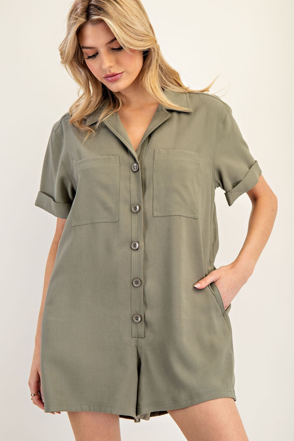 Romper corto con botones frontales y bolsillos 