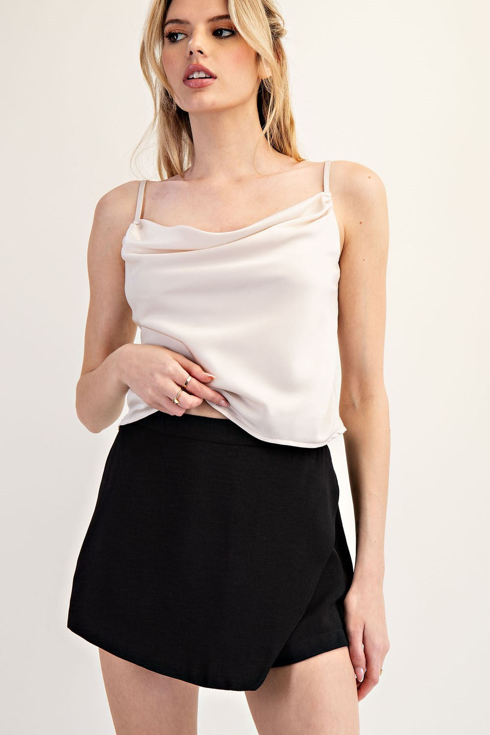 Falda pantalón negra con diseño tipo wrap al frente y corte elegante.
