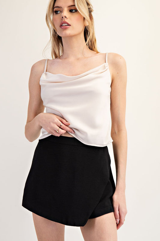 Falda pantalón negra con diseño tipo wrap al frente y corte elegante.