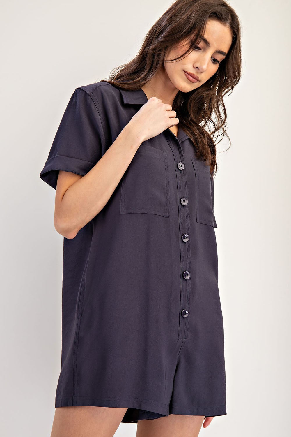 Romper corto con botones frontales y bolsillos 