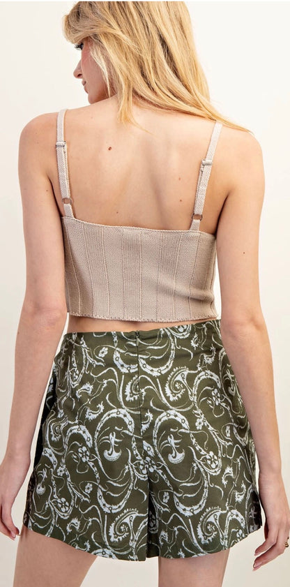 Falda pantalón con diseño tipo wrap, lazo lateral y estampado en tela fresca de algodón.