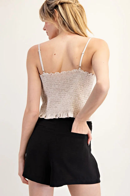 Falda pantalón negra con diseño tipo wrap al frente y corte elegante.