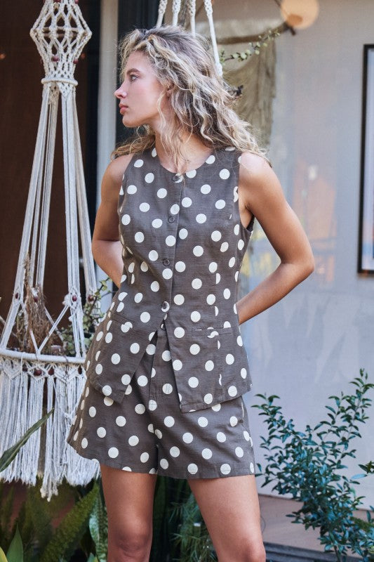 Set de pantalón corto con diseño en polka dot, top sin mangas con botones al frente y short cómodo de buen largo.