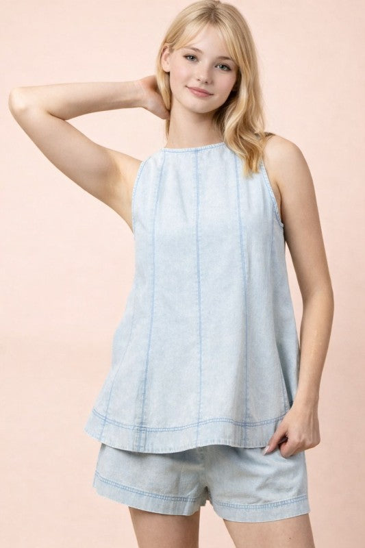 Set de short en denim claro con top sin mangas suelto y pantalón corto con elástico en la cintura.