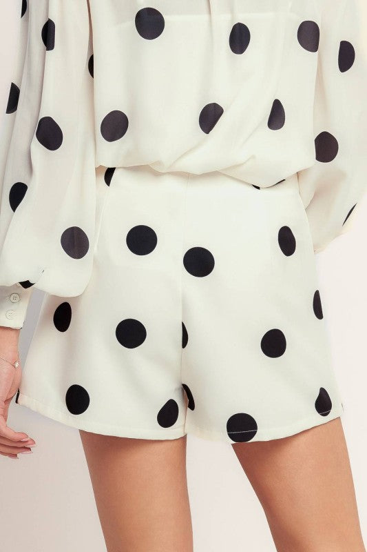 Falda pantalón en polka dot con amarre lateral, cierre con zipper y short interno.