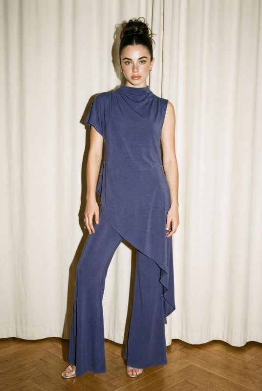 Set de mujer color azul con blusa asimétrica de caída larga y pantalón de pierna amplia.