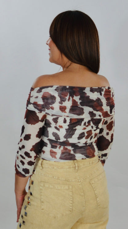 Blusa off-shoulder en malla cow print totalmente forrada.