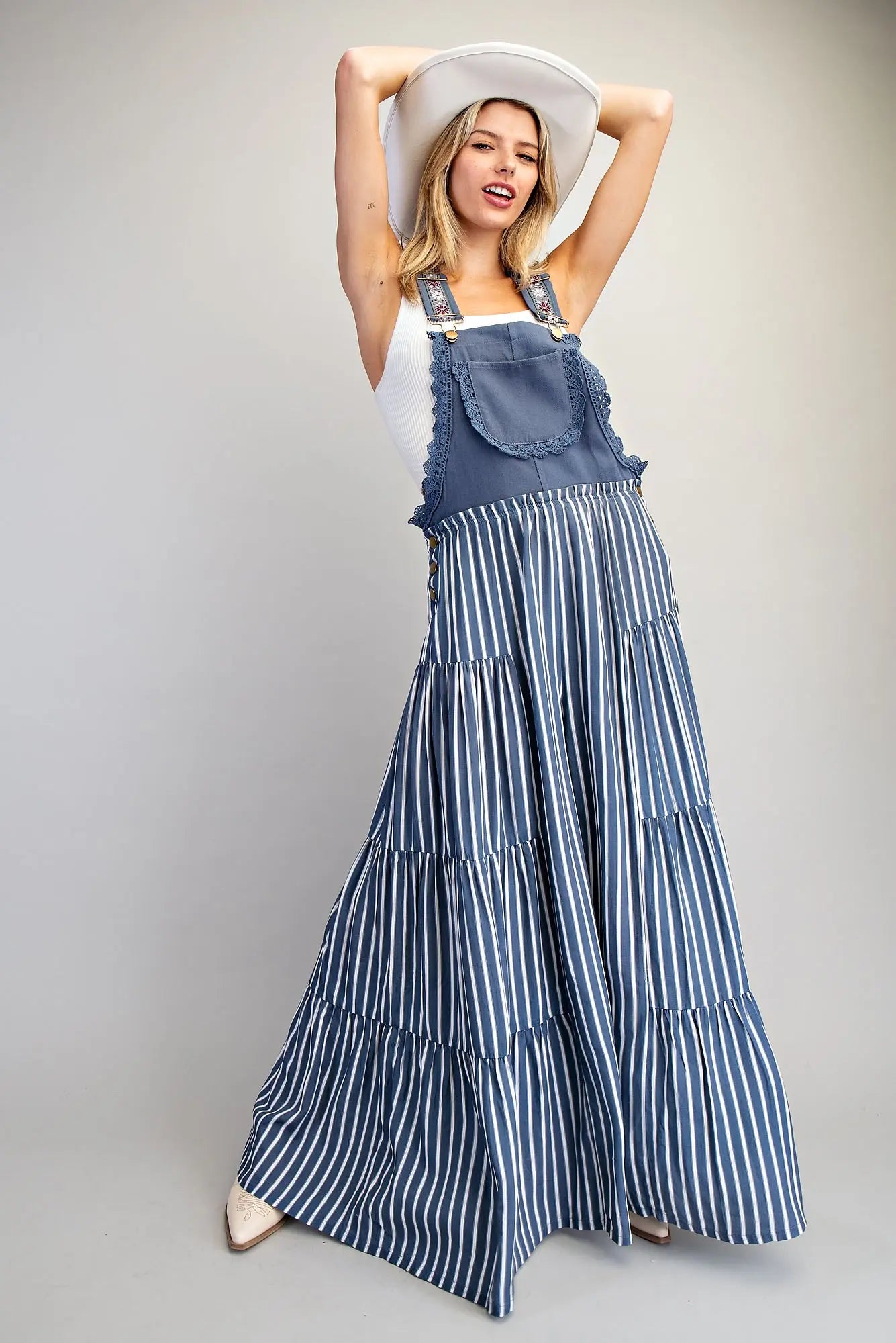 Overall jumpsuit azul con tirantes bordados y pierna ancha de caída fluida.