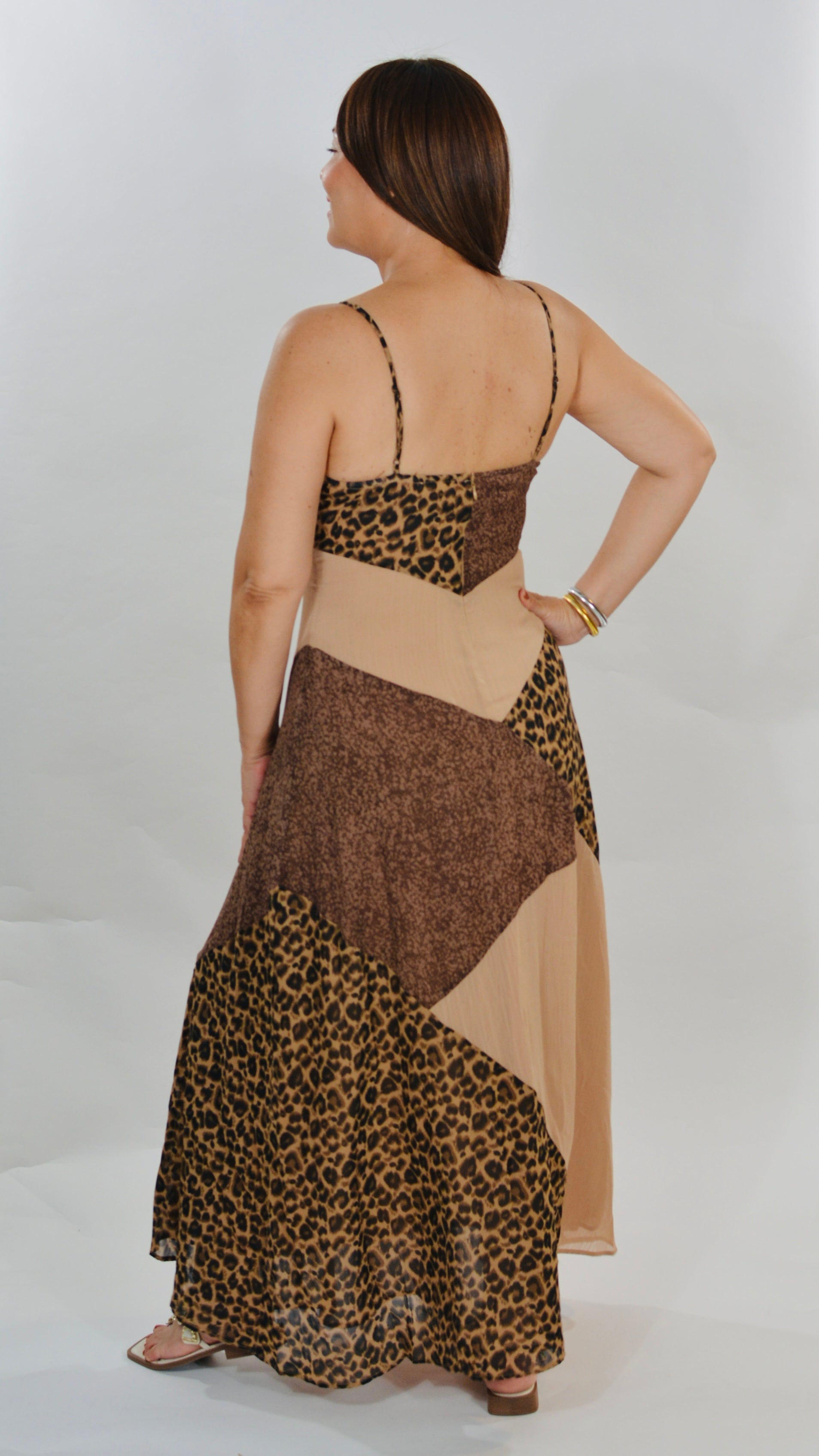 Maxi dress Animal Print con diseño en bloques diagonales en tonos beige y marrón, tirantes finos rectos y falda larga fluida hasta los tobillos.