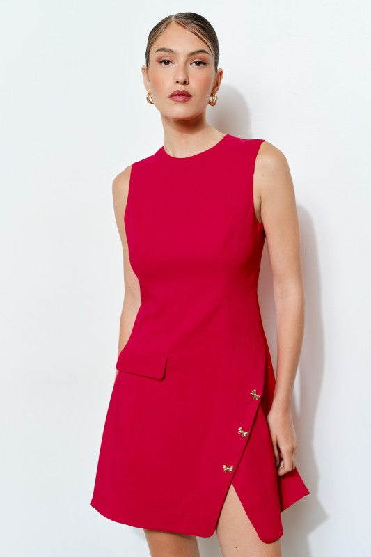 Vestido rojo estilo mini con detalle lateral y broches decorativos.