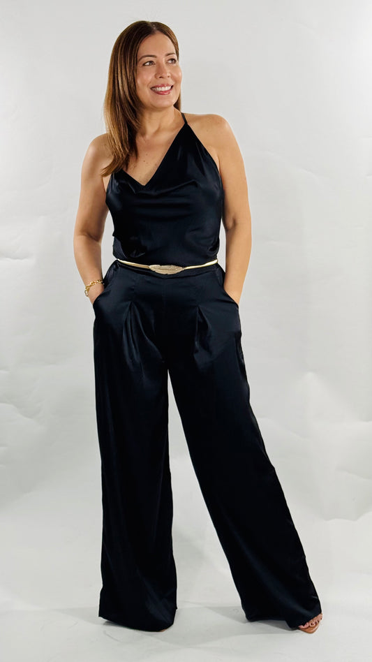 et negro elegante con top de tirantes ajustables y pantalón ancho con bolsillos.