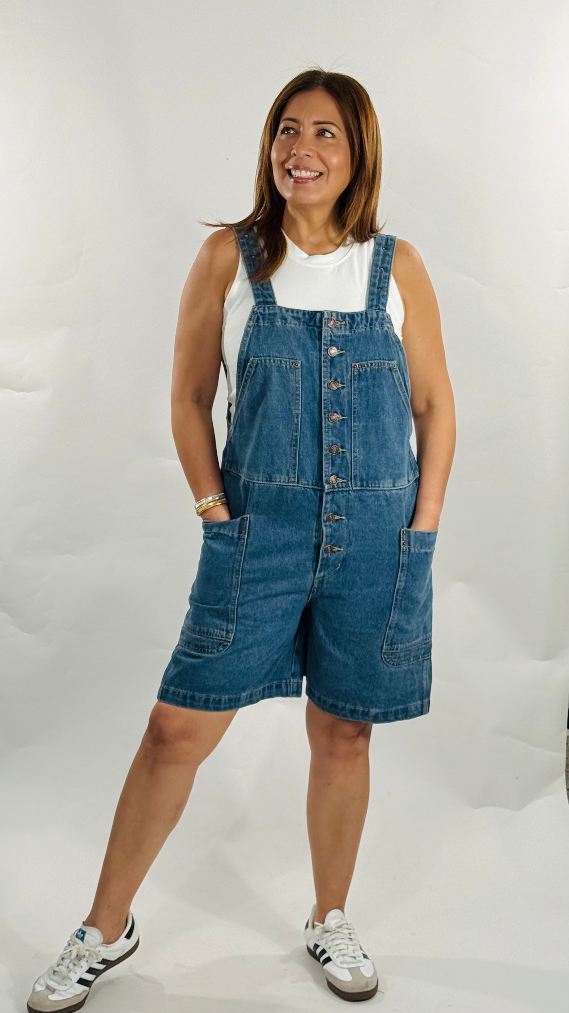 Overall de mahón estilo bermuda con bolsillos grandes y tirantes ajustables.