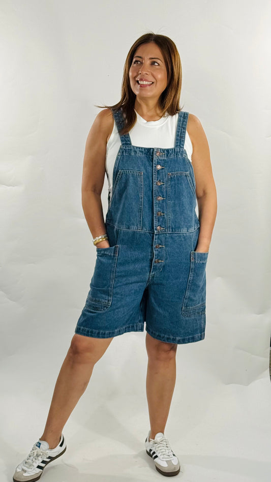Overall de mahón estilo bermuda con bolsillos grandes y tirantes ajustables.